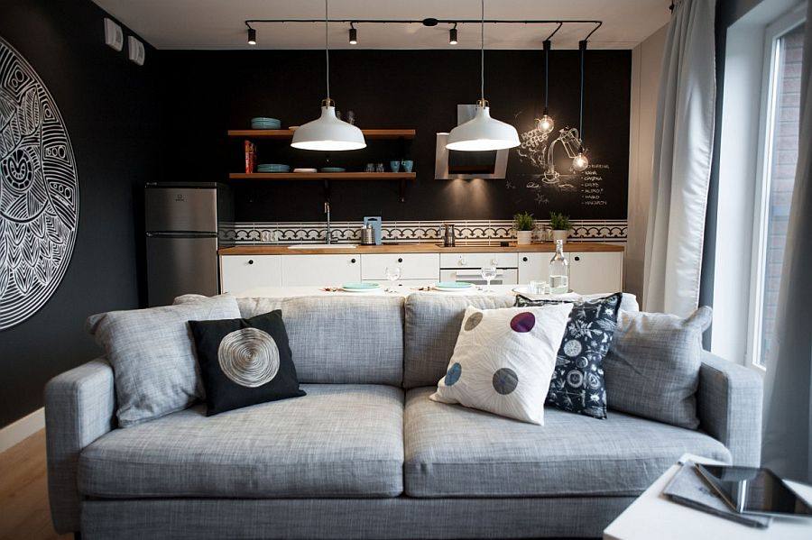 格但斯克公寓_Plush-gray-couch-in-the-living-room-with-black-walls.jpg