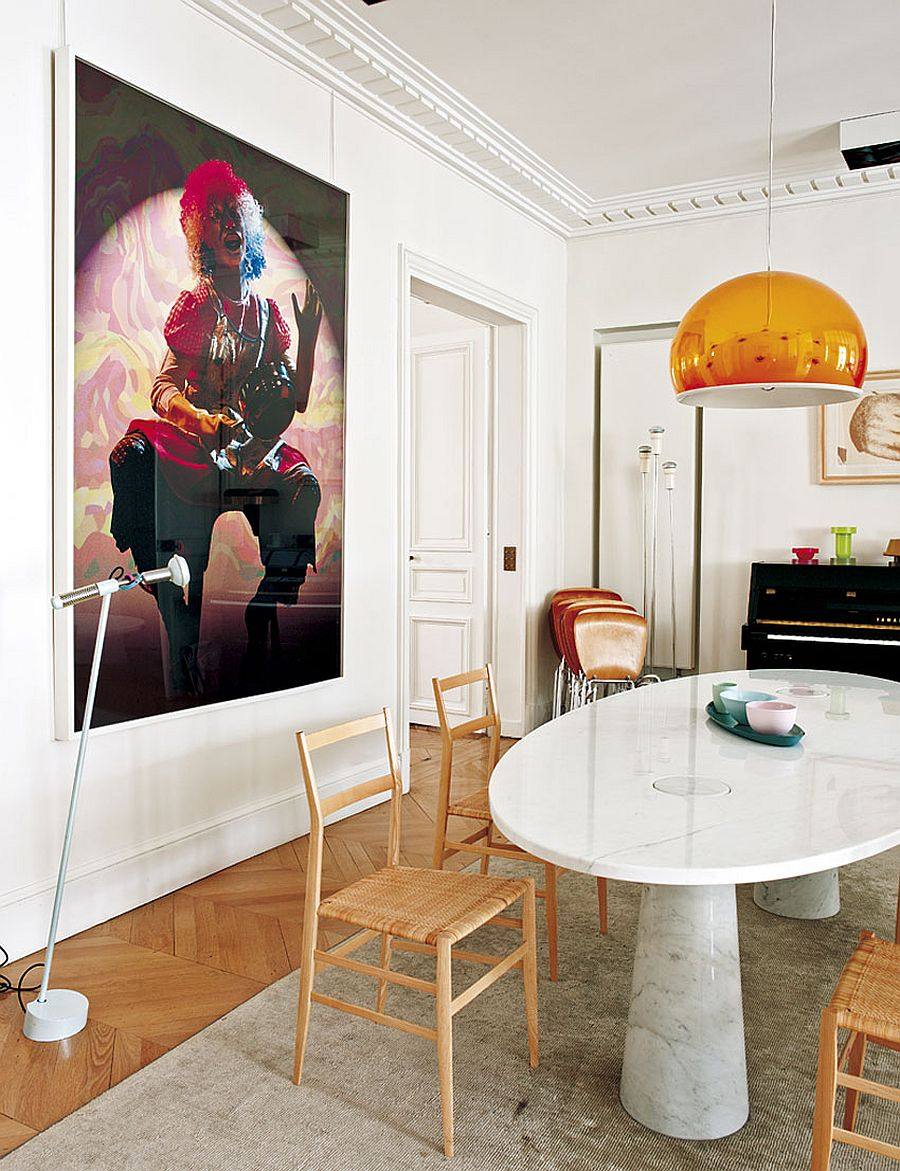 巴黎别致的现代公寓_Wall-art-and-pendant-lighting-bring-color-to-the-dining-room.jpg