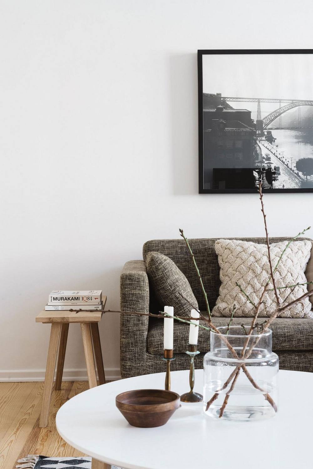 里斯本公寓_Black-and-white-framed-wall-art-plays-into-the-neutral-color-scheme-of-the-living-room.jpg