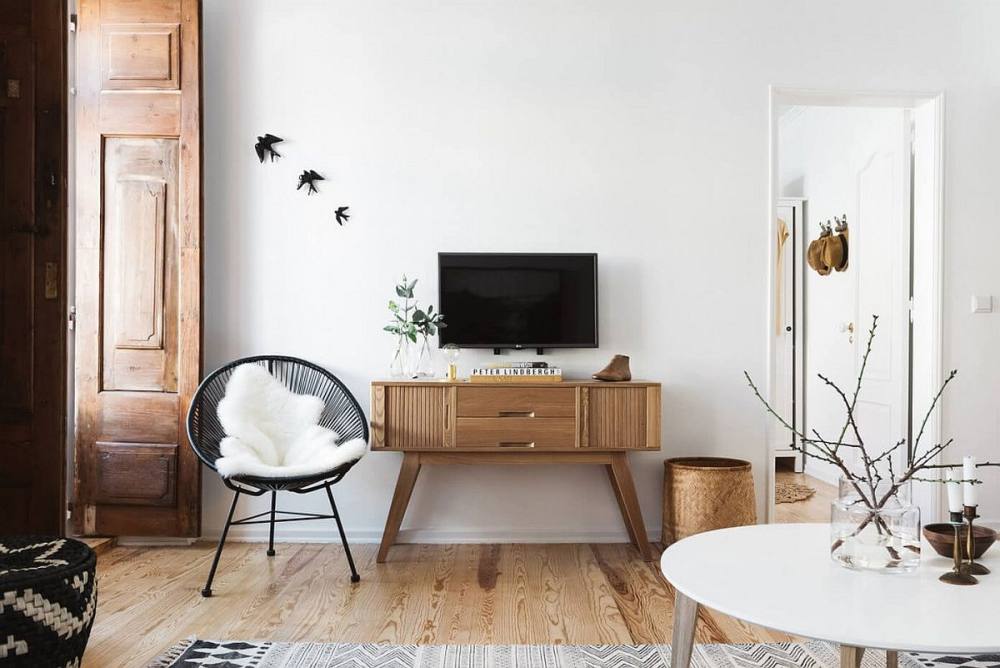 里斯本公寓_Midcentury-modern-wooden-sidetable-below-the-wall-mounted-TV.jpg