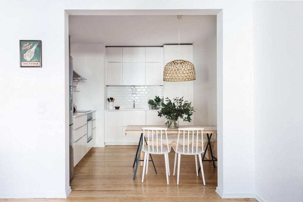 里斯本公寓_Modern-and-space-savvy-kitchen-in-white-of-the-Lisbin-apartment.jpg