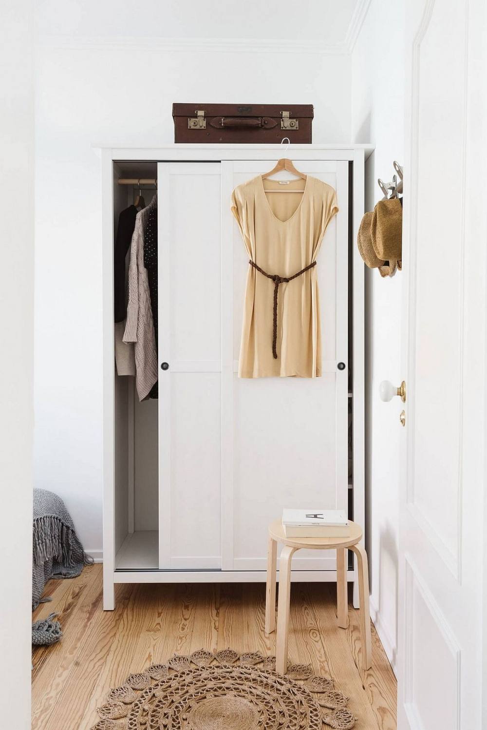 里斯本公寓_Modern-wardrobe-is-elegant-and-space-savvy.jpg