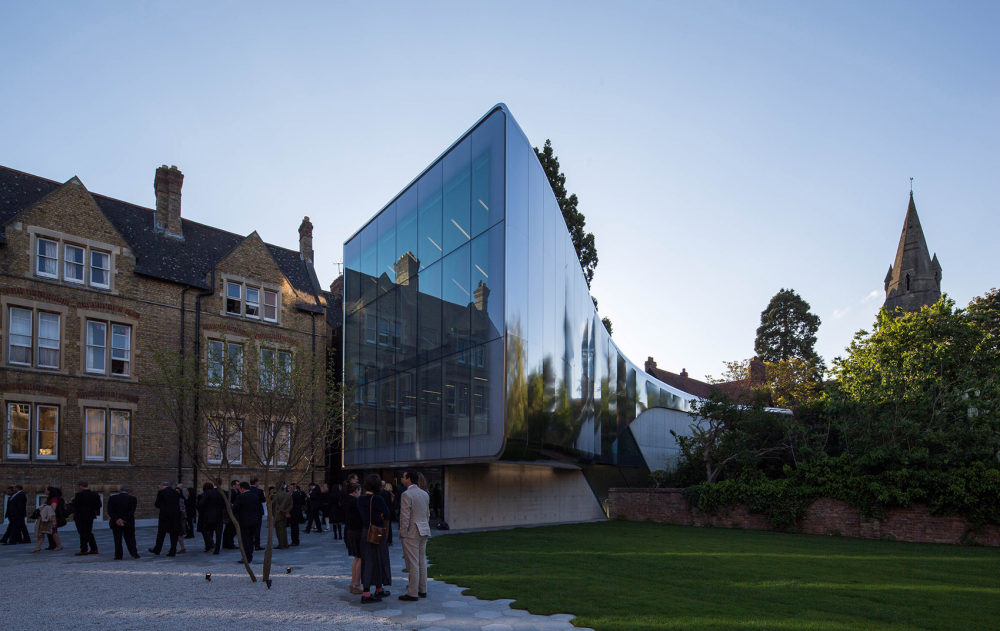 礼让自然，倒映环境——扎哈的阿拉伯研究中心设计_018-The-Investcorp-Building-by-zaha-hadid-architects.jpg