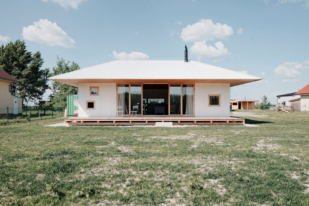 纯净下的缤纷色彩－斯洛伐克湖边度假小屋_006-VOJ—The-Lake-House-by-JRKVC.jpg