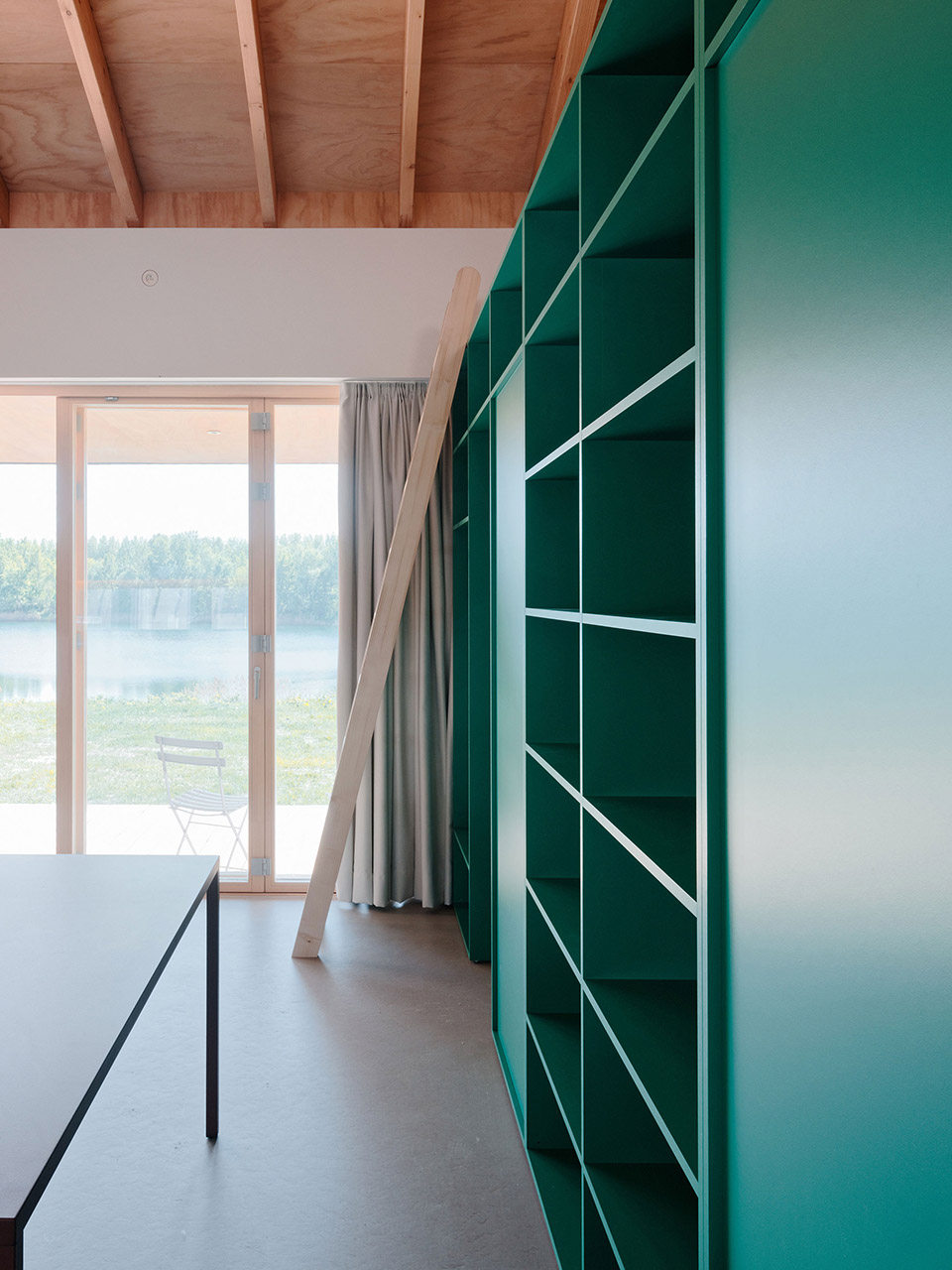 纯净下的缤纷色彩－斯洛伐克湖边度假小屋_035-VOJ—The-Lake-House-by-JRKVC.jpg