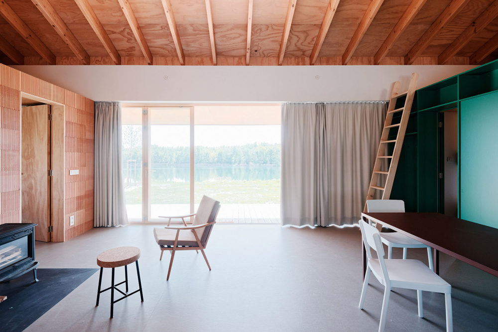 纯净下的缤纷色彩－斯洛伐克湖边度假小屋_039-VOJ—The-Lake-House-by-JRKVC.jpg