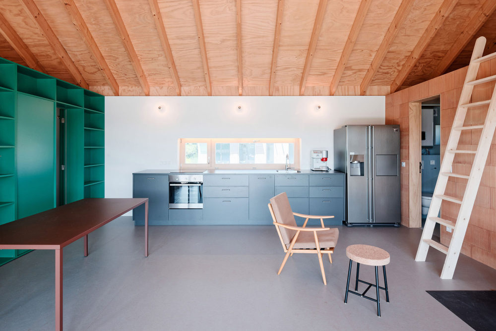 纯净下的缤纷色彩－斯洛伐克湖边度假小屋_040-VOJ—The-Lake-House-by-JRKVC.jpg
