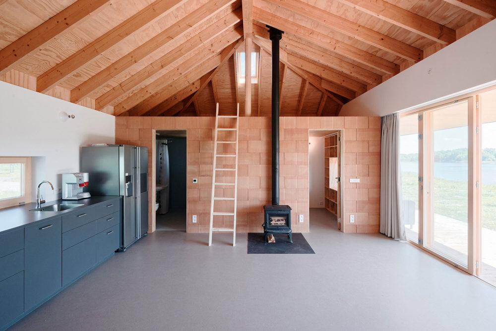 纯净下的缤纷色彩－斯洛伐克湖边度假小屋_041-VOJ—The-Lake-House-by-JRKVC.jpg