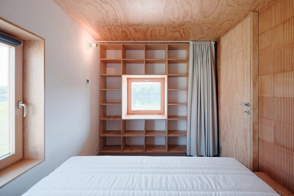 纯净下的缤纷色彩－斯洛伐克湖边度假小屋_048-VOJ—The-Lake-House-by-JRKVC.jpg