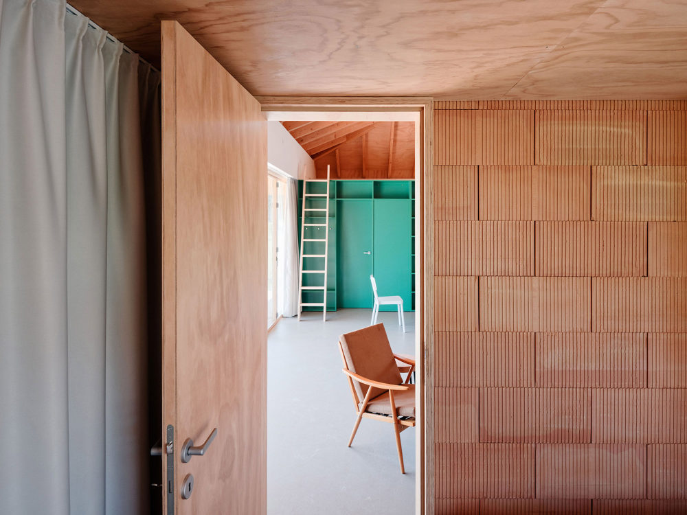 纯净下的缤纷色彩－斯洛伐克湖边度假小屋_049-VOJ—The-Lake-House-by-JRKVC.jpg