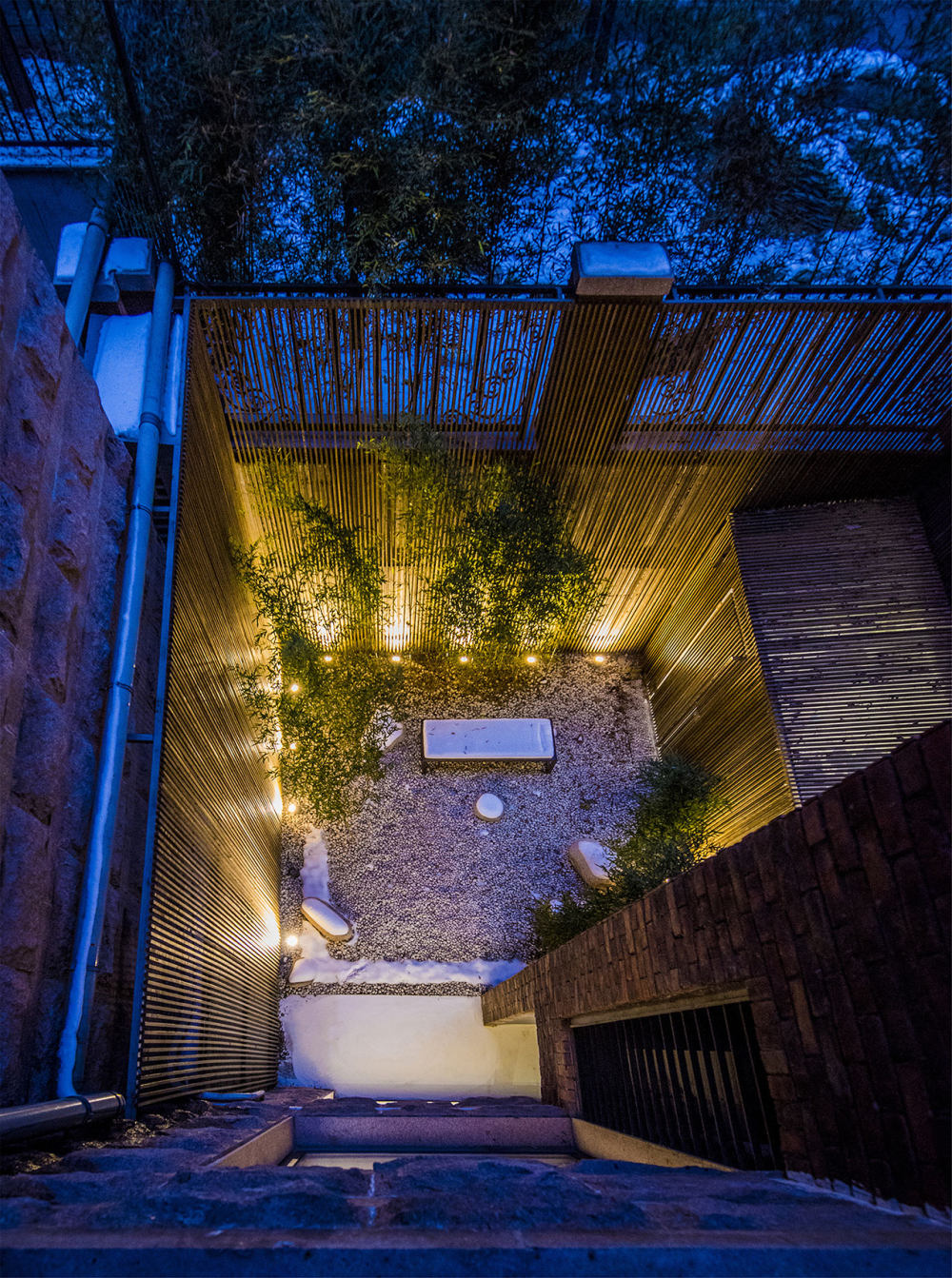 Wood for Thought Haitang Villa in Beijing, China by Arch Studio_s5_haitang_villa_beijing_china_sunken_courtyard_archstudio_photo_magic_penny_yatzer.jpg