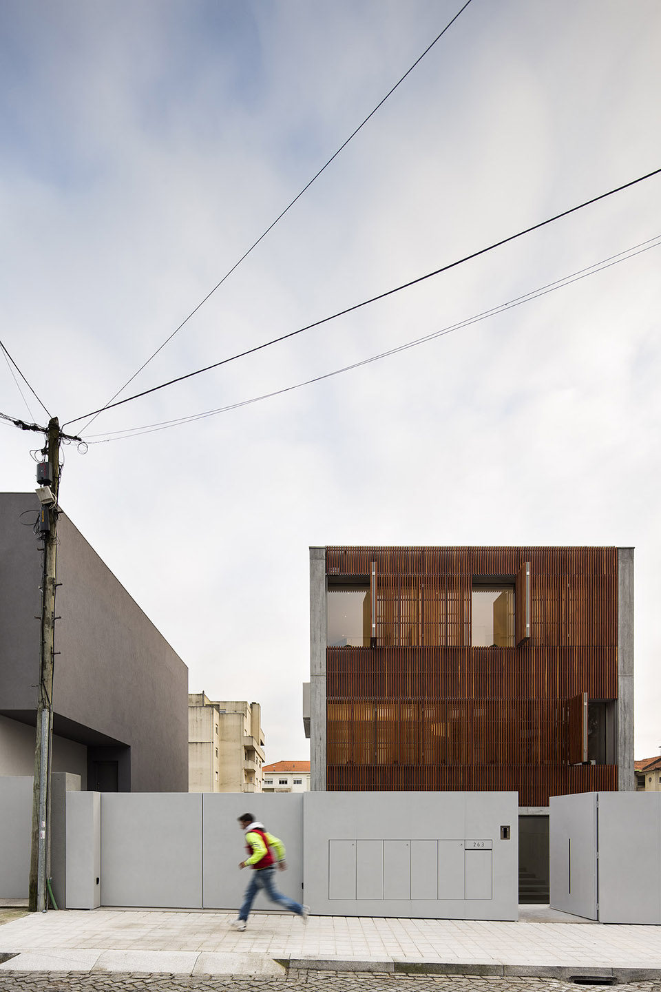 波尔图Bonfim住宅_002-House-in-Bonfim-by-AZO-Sequeira-Arquitectos-Associados.jpg