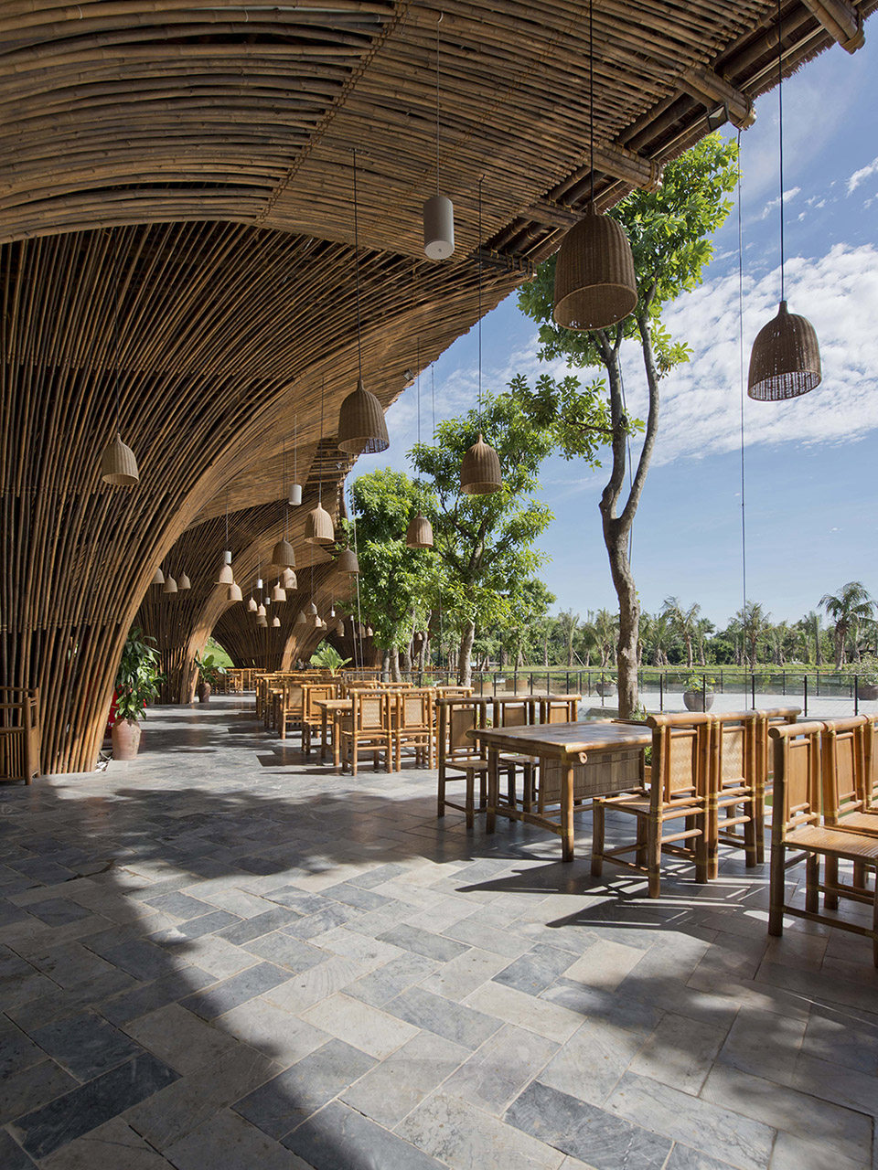 水畔竹亭－越南餐厅设计_007-Roc-Von-Restaurant-by-Vo-Trong-Nghia-Architects.jpg