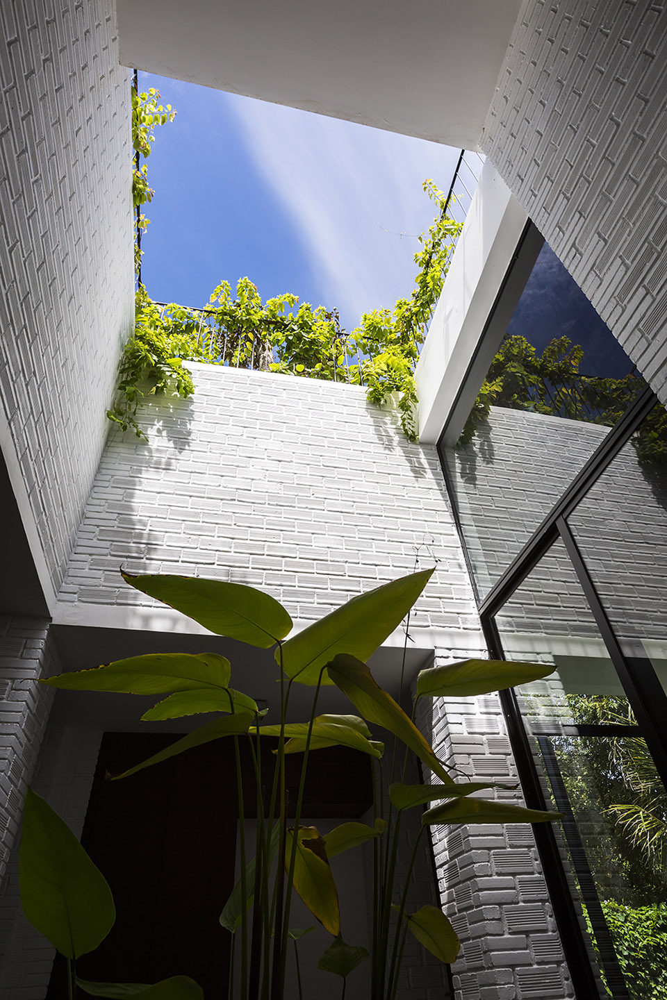 满满的绿意，越南芽庄小住宅_014-A-House-in-Nha-Trang-by-Vo-Trong-Nghia-Architects-ICADA.jpg