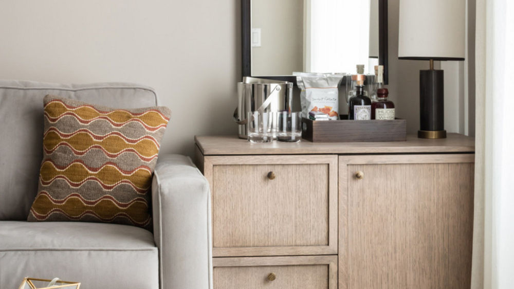 HGU NEW YORK_kingsuite_sofadetail_minibar_mirror.jpg