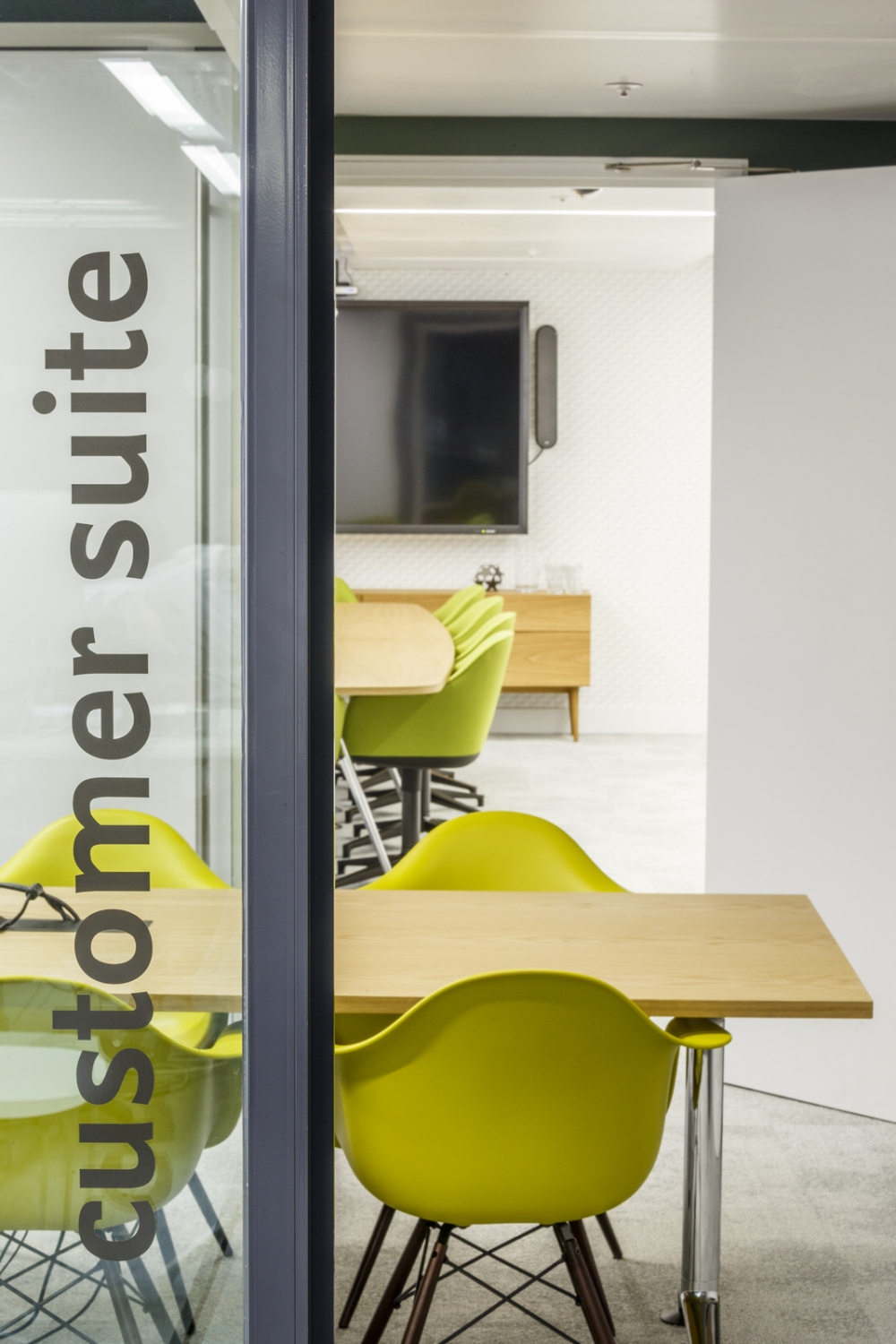 Mendeley Offices – London_50-A-final-cluster-of-meeting-rooms-makes-up-the-Customer-Suite.jpg