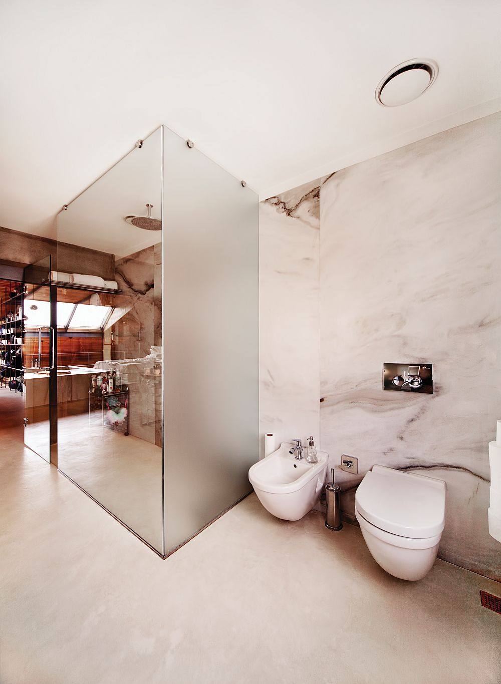 终极单身公寓  工业风_Modern-bathroom-with-a-glass-shower-area.jpg