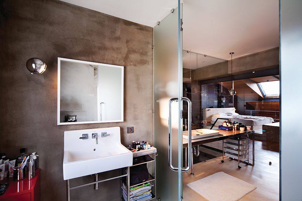 终极单身公寓  工业风_Top-level-of-the-penthouse-loft-with-a-creative-bedroom-and-bath.jpg