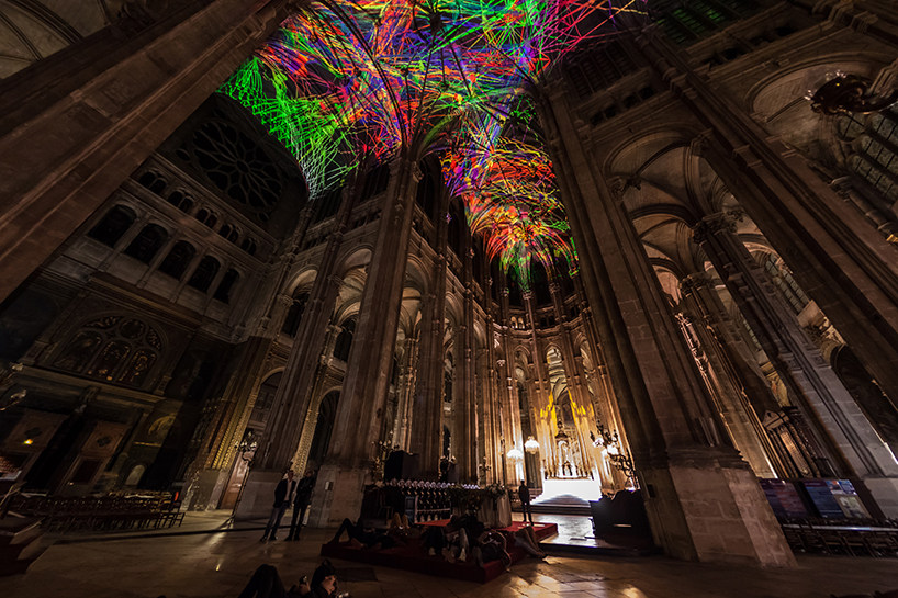 miguel-chevalier-voutes-celestes-nuit-blanche-saint-eustache-paris-designboom-05.jpg