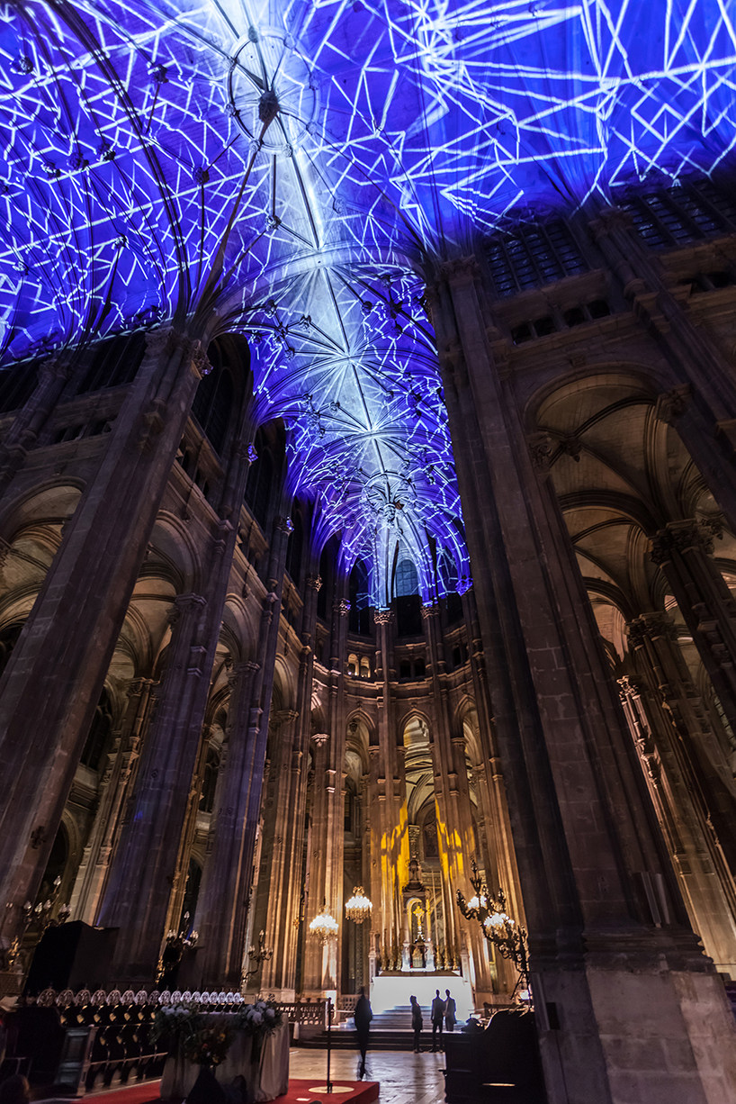 miguel-chevalier-voutes-celestes-nuit-blanche-saint-eustache-paris-designboom-014.jpg