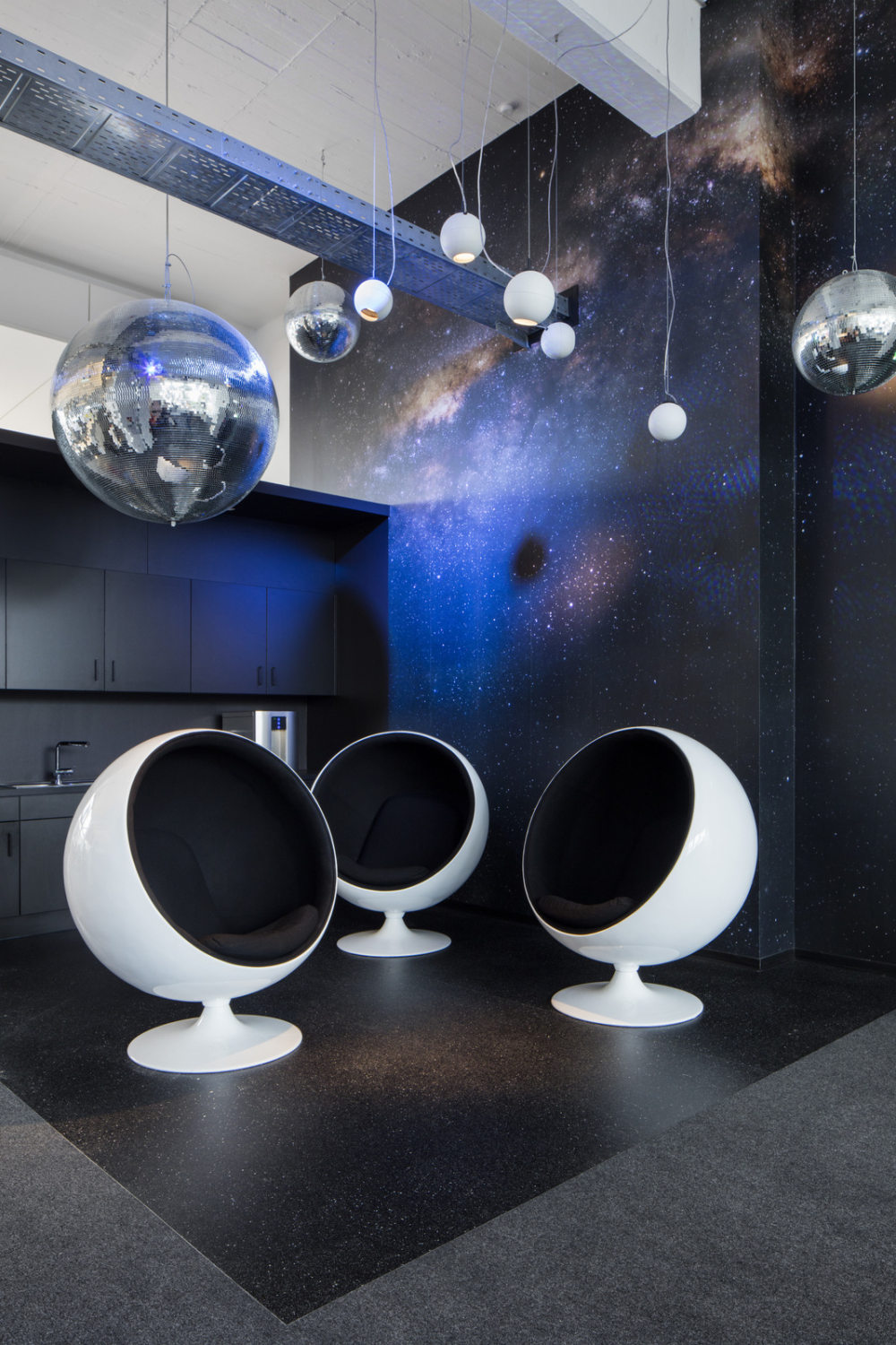 REWE Digital Offices – Cologne_829_REWE-Digital-Teeküche-into-space.jpg