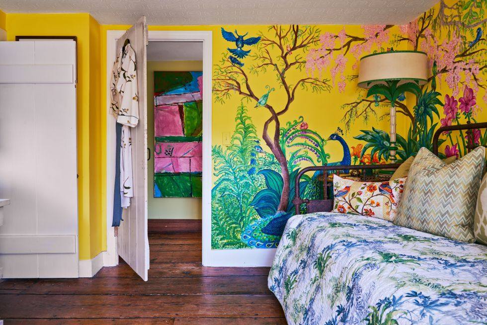 gallery-1473361103-christian-siriano-house-muralroom-bed.jpg