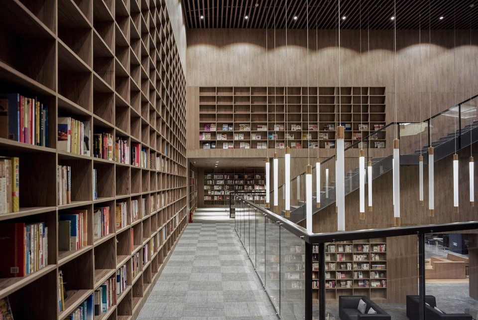 中国中铁售楼中心和社区图书馆_18-CREC-Sales-Pavilion-Library-by-Van-Wang-Architect-960x642.jpg