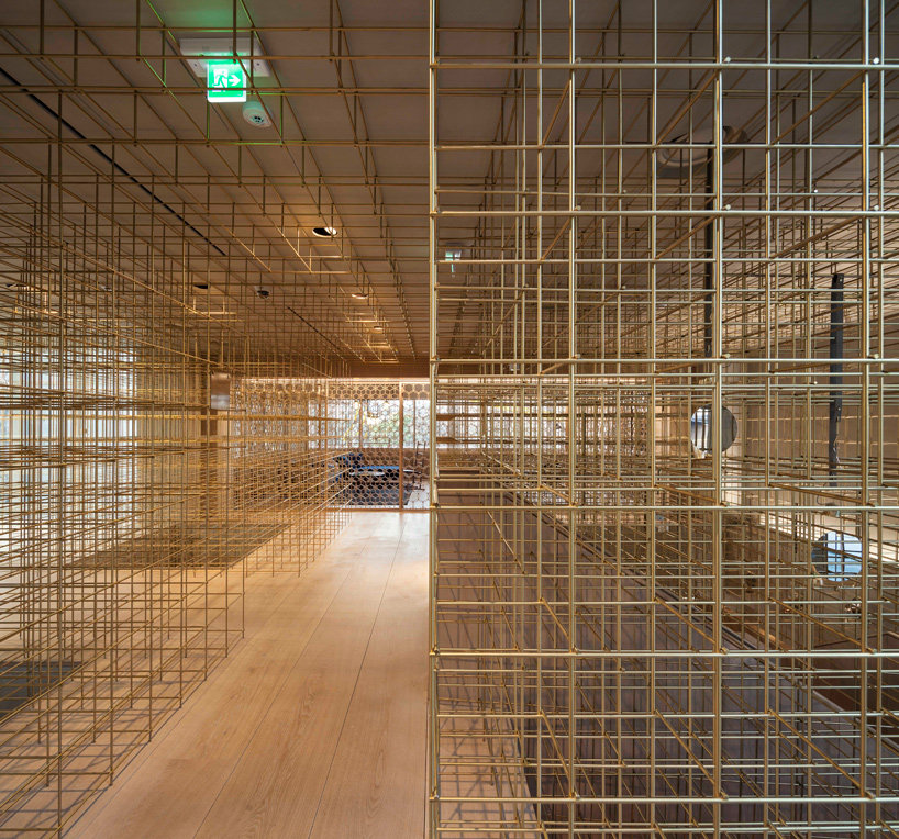 黄铜杆子搭建起来的化妆品店_nerihu-sulwhasoo-flagship-store-seoul-designboom-08.jpg