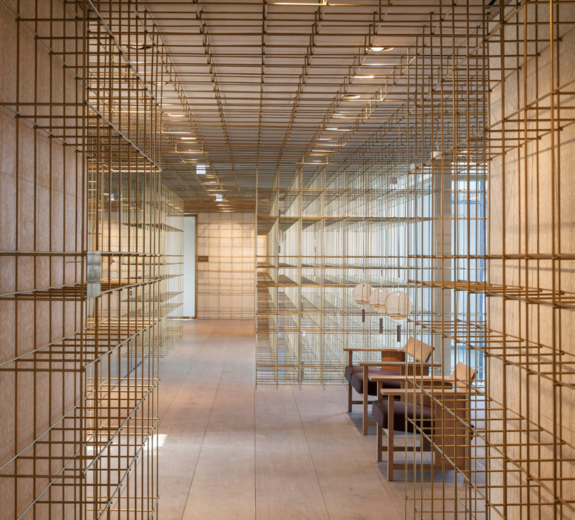 黄铜杆子搭建起来的化妆品店_nerihu-sulwhasoo-flagship-store-seoul-designboom-13.jpg