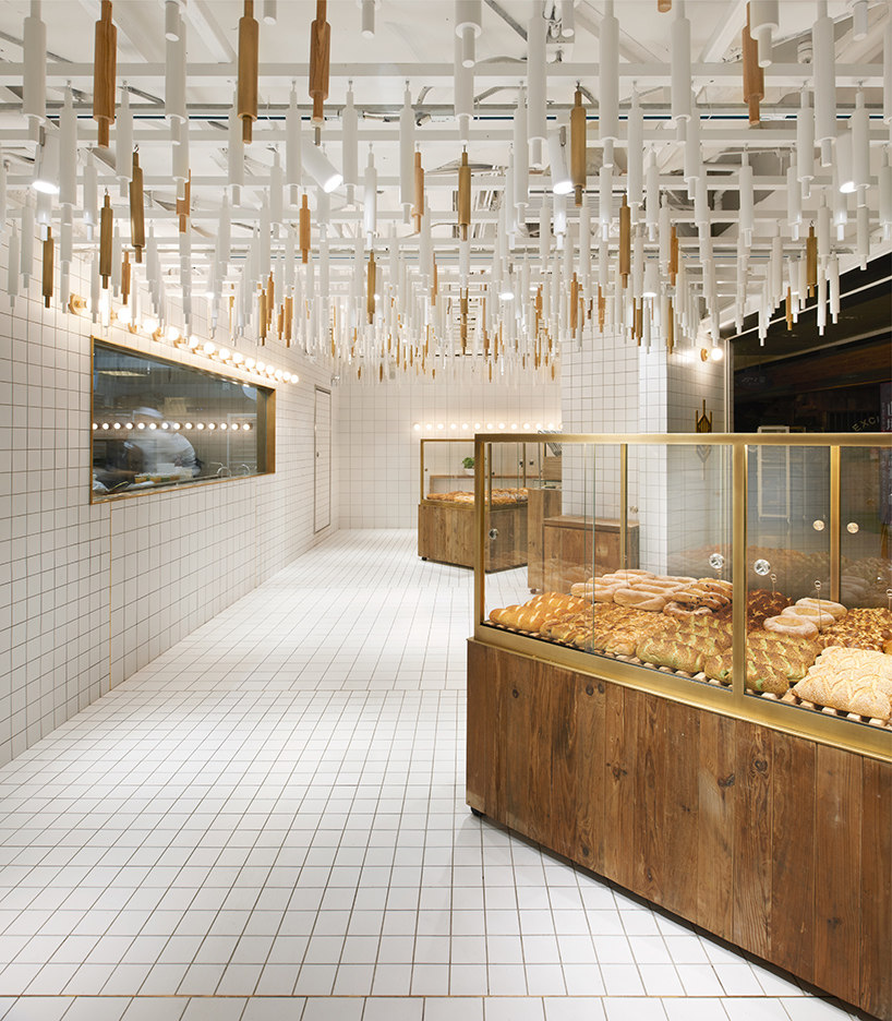 挂着擀面棒的面包店_blue-architecture-studio-massif-with-huamao-bakery-beijing-designboom-04.jpg