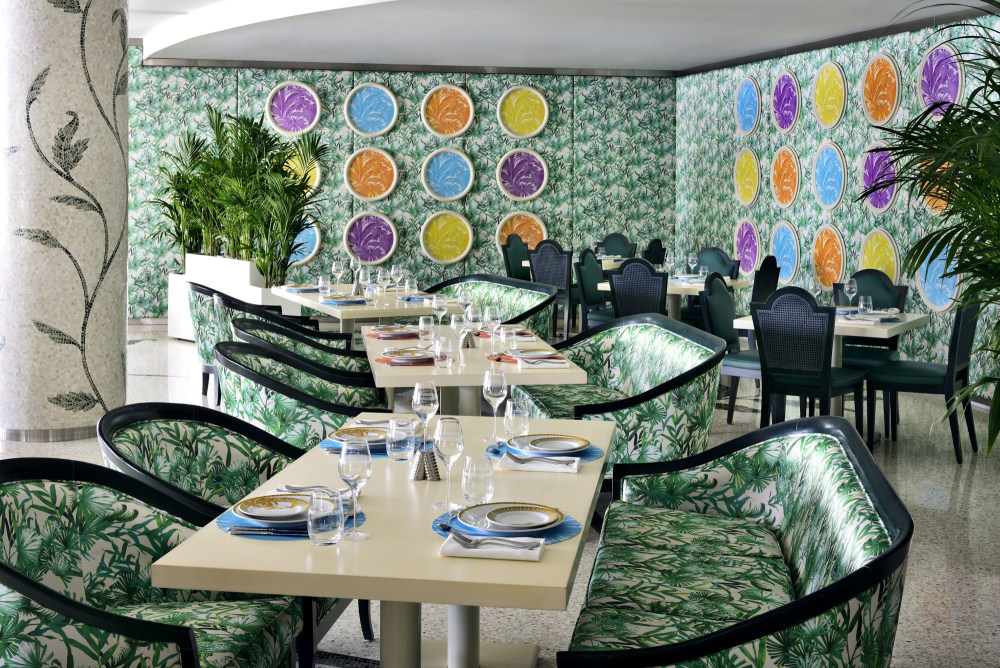 迪拜范思哲宫殿酒店 Palazzo Versace, Dubai, UAE_Restaurants-Giardino_-_indoor_-_sofa.JPG