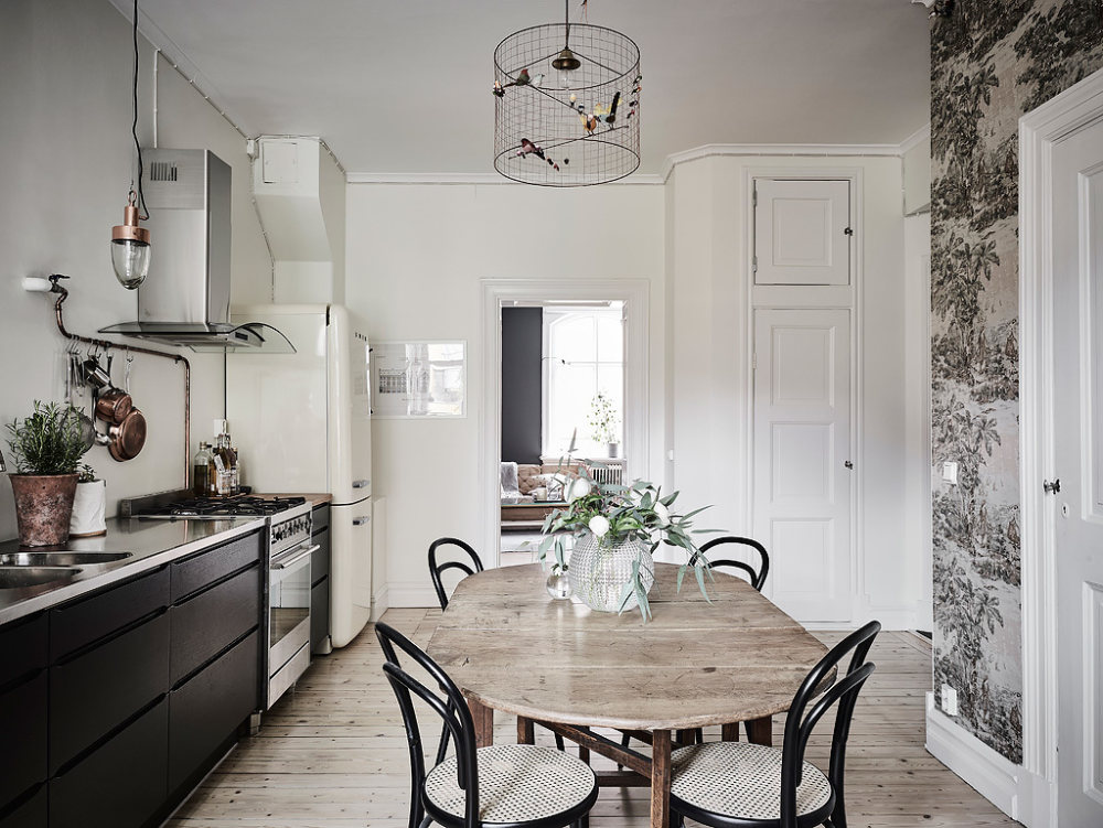 探索黑暗的一面，黑色和白色斯堪的纳维亚内饰_bird-cage-lighting-Scandinavian-kitchen-table.jpg