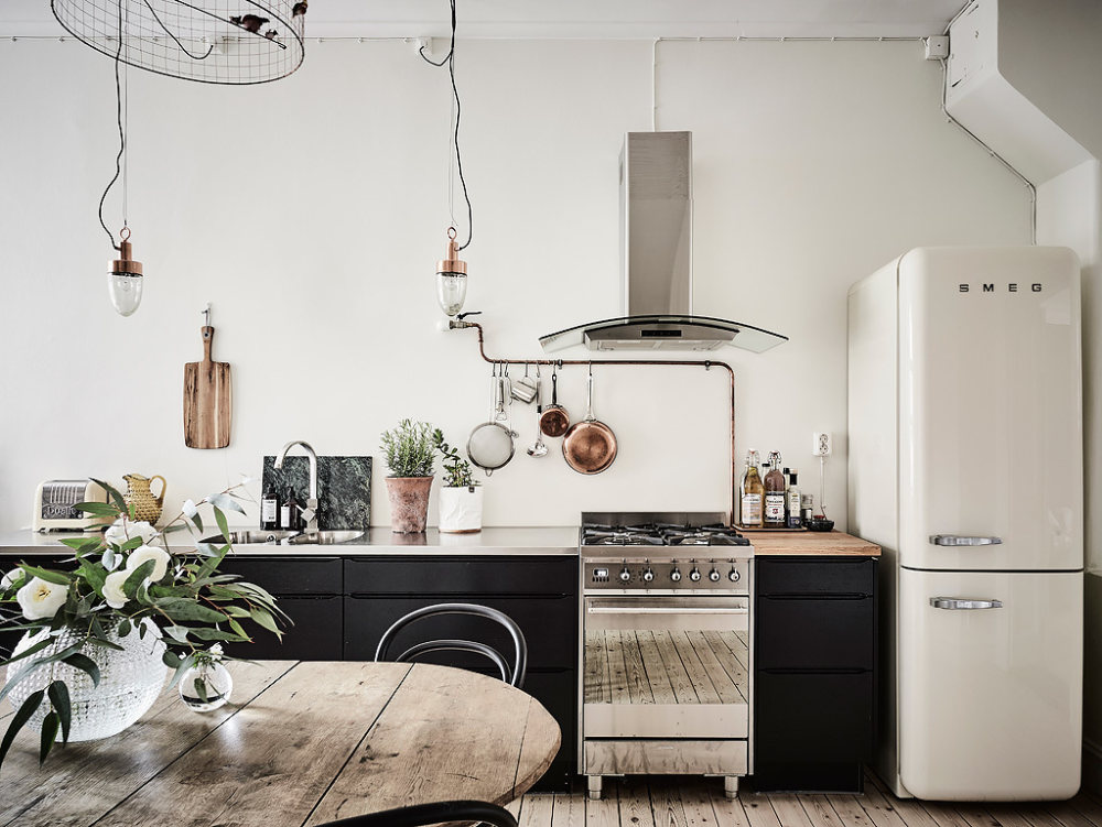 探索黑暗的一面，黑色和白色斯堪的纳维亚内饰_hanging-idea-lights-Scandinavian-kitchen.jpg