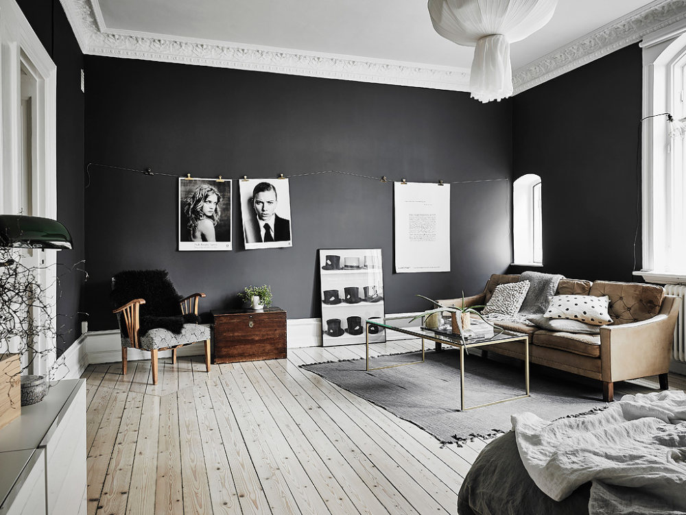 探索黑暗的一面，黑色和白色斯堪的纳维亚内饰_light-wooden-floors-black-wall-Scandinavian-living-space.jpg