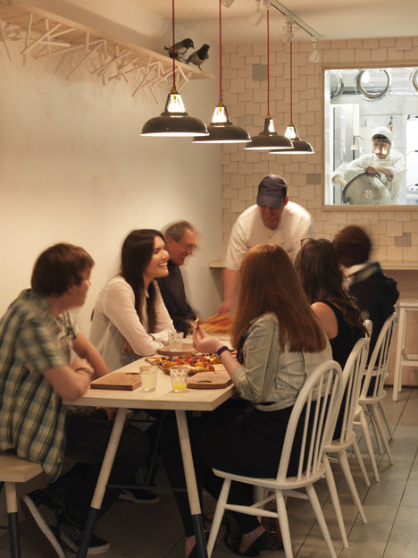 Two Magpies Bakery 面包店_dezeen_Two-Magpies-Bakery-by-Paul-Crofts-Studio-7.jpg