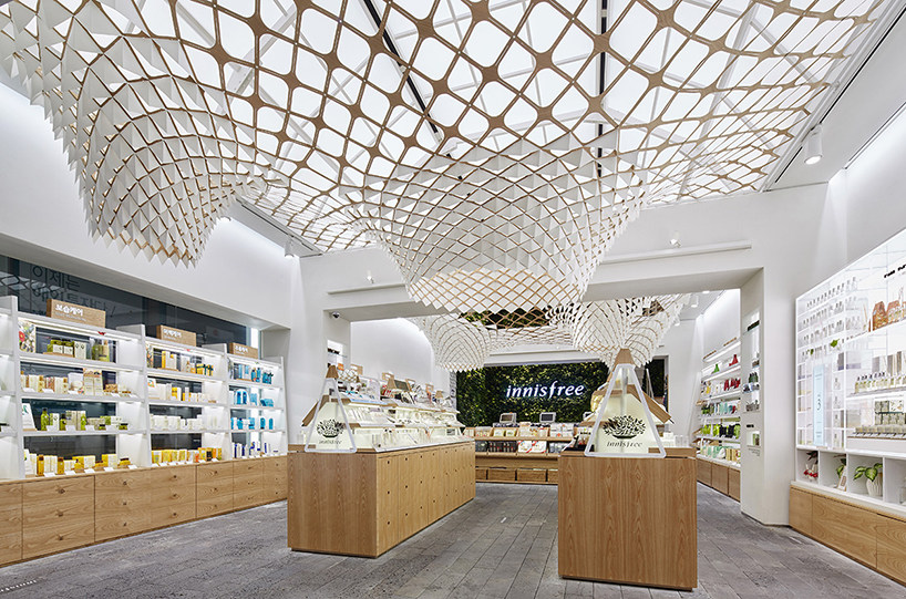 悦诗风吟（首尔）_SOFTlab-innisfree-installation-seoul-designboom-011.jpg