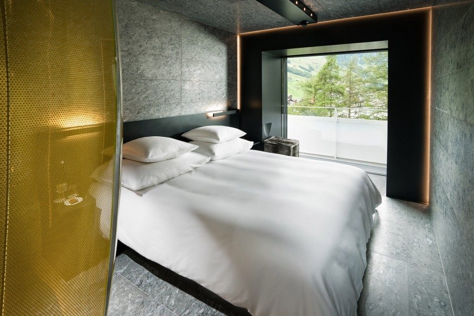 瑞士瓦尔斯7132酒店奢华客房 / Morphosis Architects_Stone-Room-Copyright-Global-Image-Creation-3-960x640.jpg