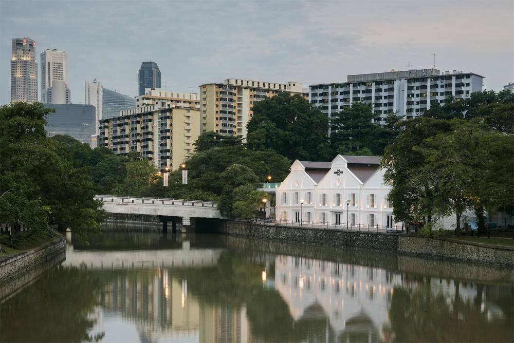 【酒店空间】罗伯逊码头仓库的时尚转变_58783fcb2cff3-the-warehouse-hotel-evening-river-facade-lo-res.jpg