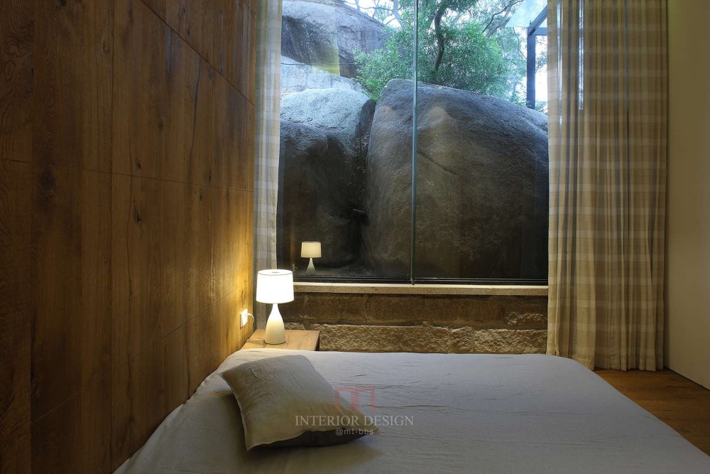 中国的宁静逃亡之家_Bedroom-Stone-Through-Window.jpg