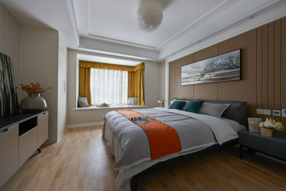 主卧室——简单明快的材质和颜色，让人身心愉悦