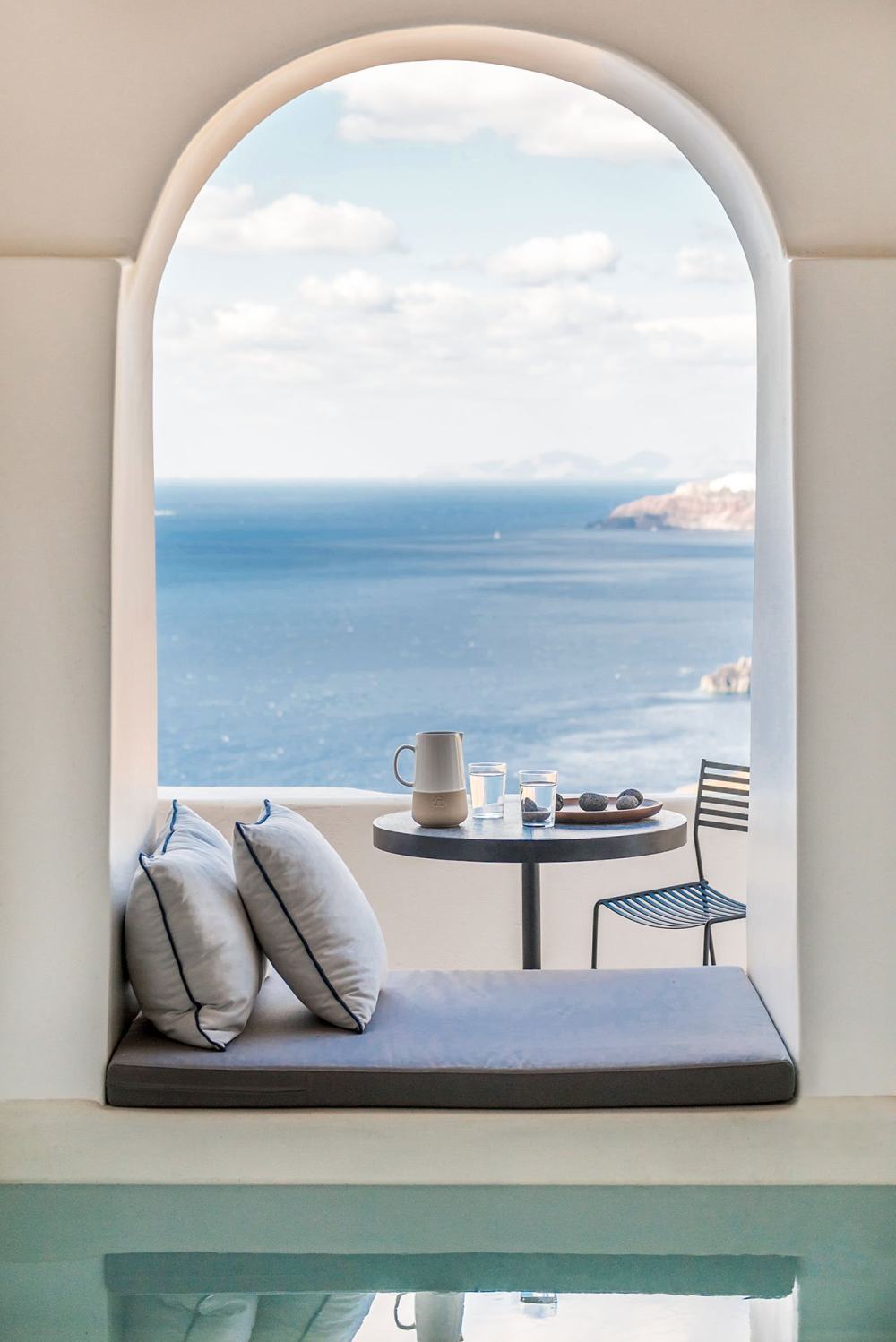 f2_porto_fira_suites_santorini_greece_interior_design_laboratorium_photo_giorgos.jpg