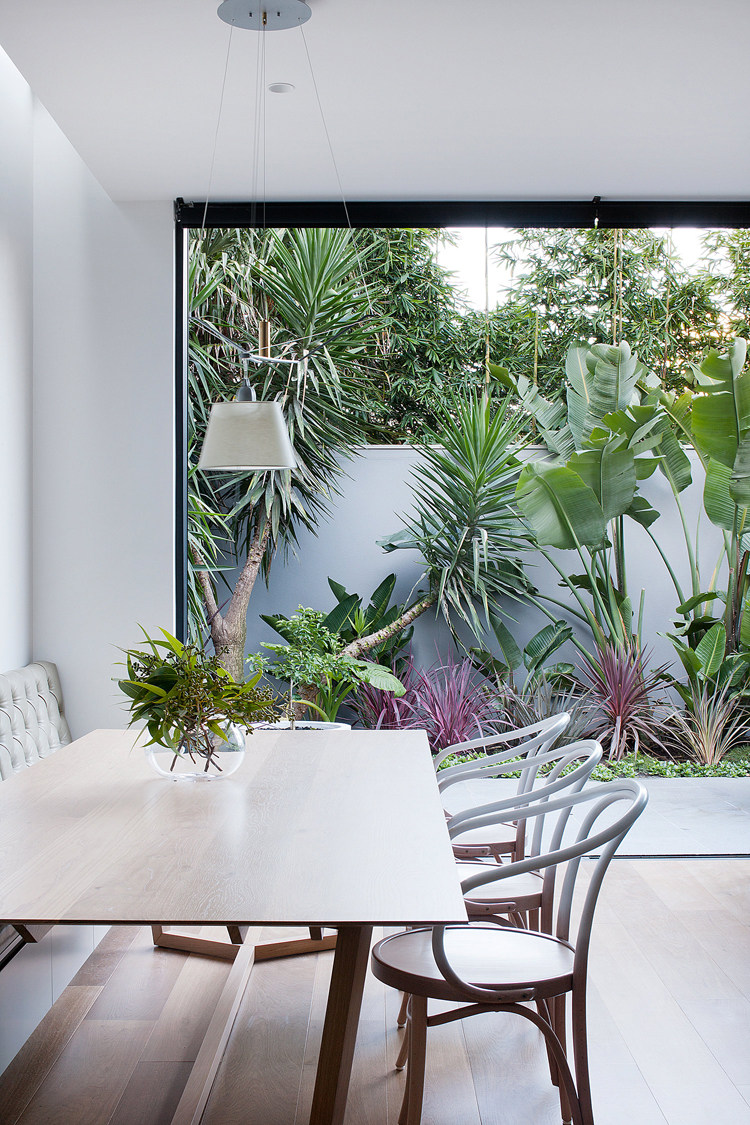 courtyard-house-by-robson-rak-architects-melbourne-photo-by-Shannon-McGrath-11.jpg