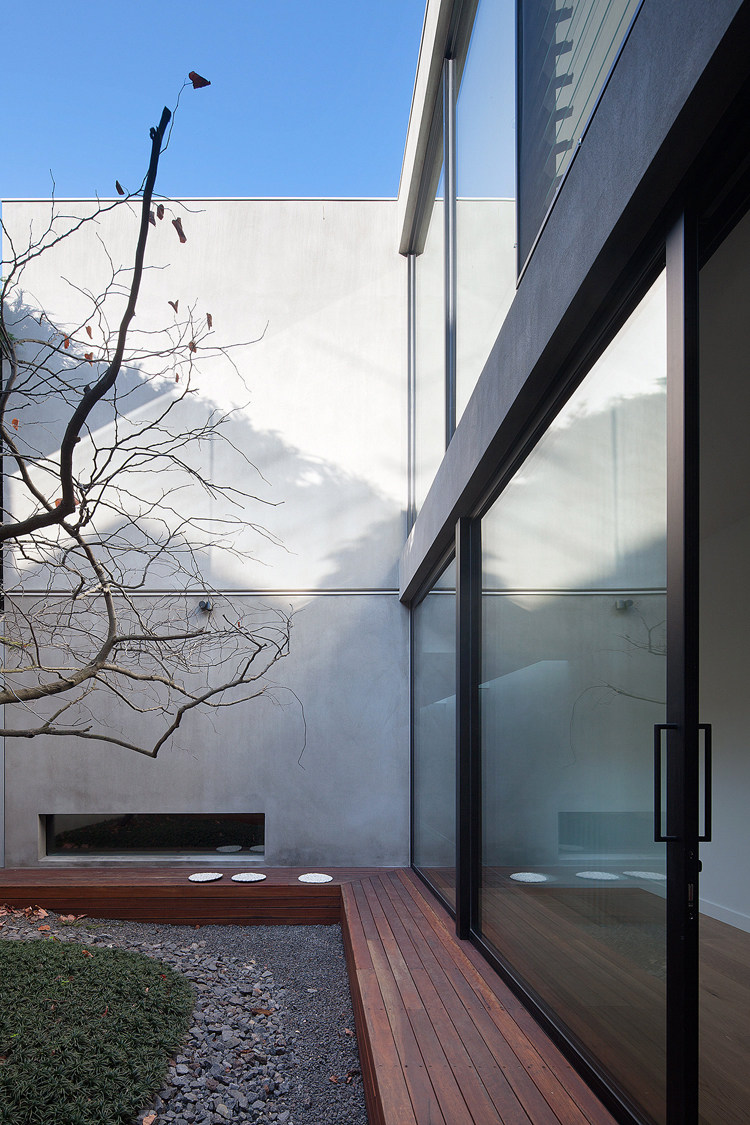 courtyard-house-by-robson-rak-architects-melbourne-photo-by-Shannon-McGrath-23.jpg