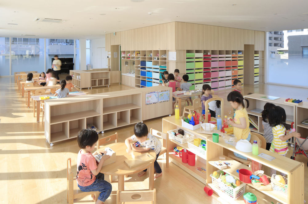 城市中的彩色树林 – 日本六本松幼儿园_3-nursery-room1_creche-ropponmatsu_Emmeanuelle.jpg