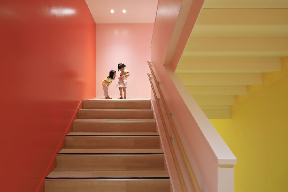 城市中的彩色树林 – 日本六本松幼儿园_5-stairs_creche-ropponmatsu_Emmeanuelle.jpg