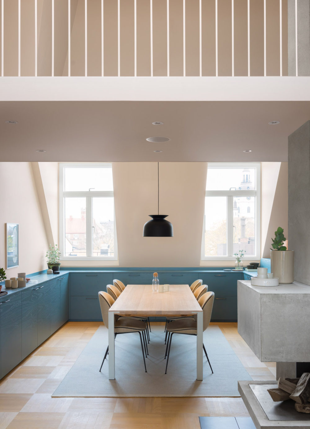 国外住宅设计参考图_69-蓝粉灰，水彩画般的阁楼-瑞典.jpg