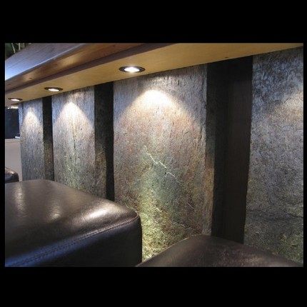 分享一种新装饰材料_stone veneer particolare sotto banco bar.jpg