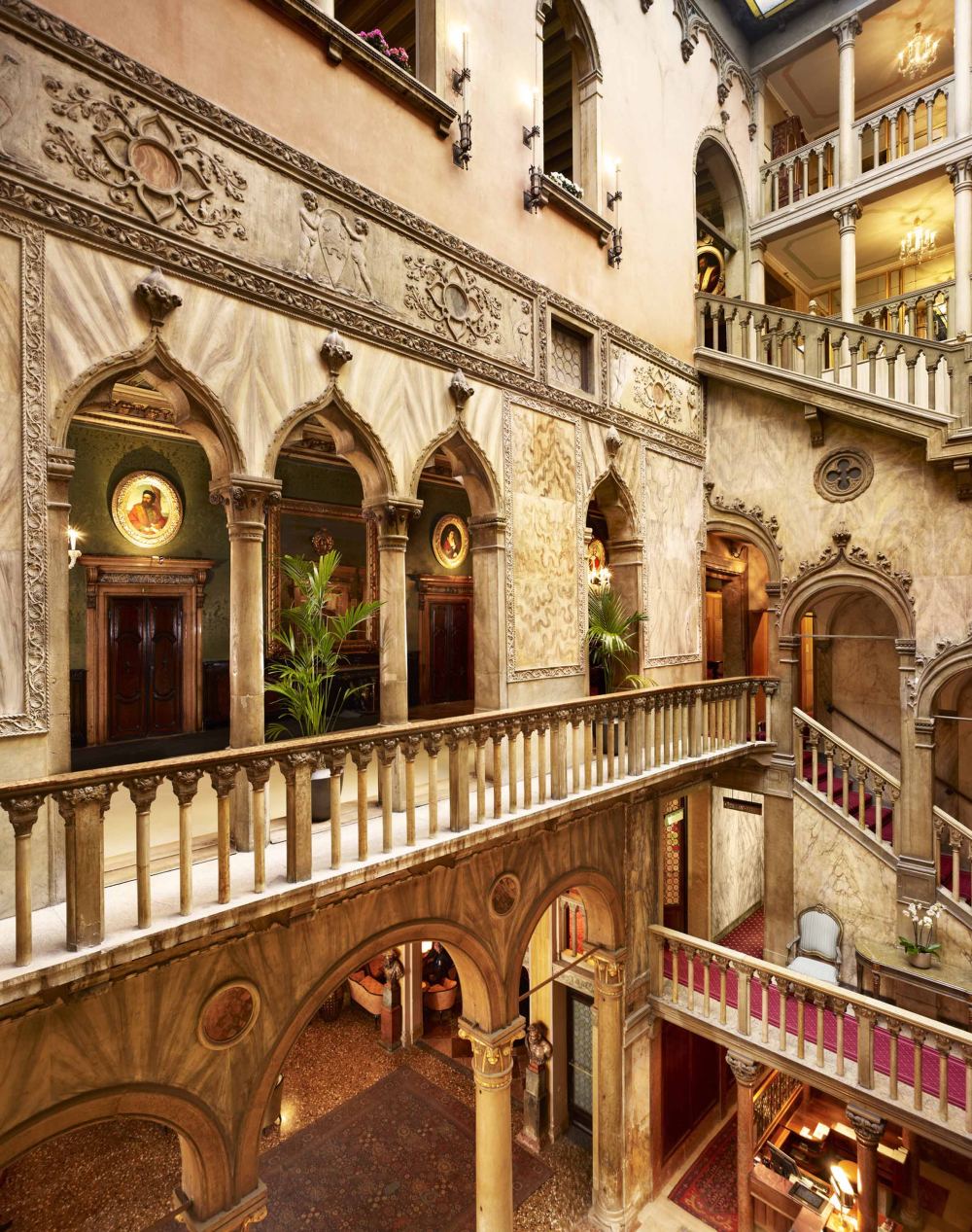 lux72ed-115701-Palazzo Dandolo - First Floor Hall and Atrium.jpg