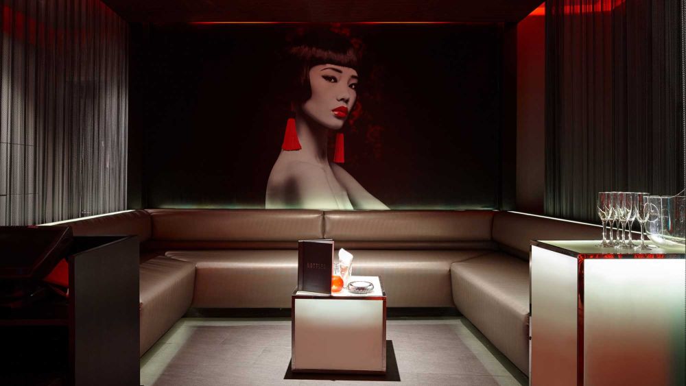 上海Bar Rouge酒吧--大图_Kokaistudios’ design reimagines Bar Rouge as a fashion show, where guests criss-cross between the e ...