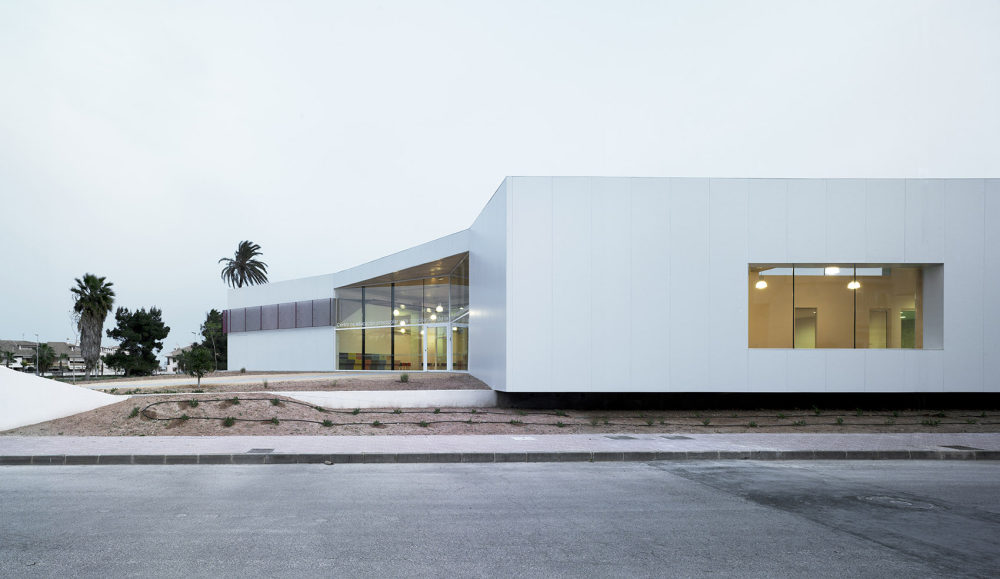 007-Nursery-School-and-Kingerdarten-between-palms-in-Los-Alcazares-By-COR-ASOCIA.jpg